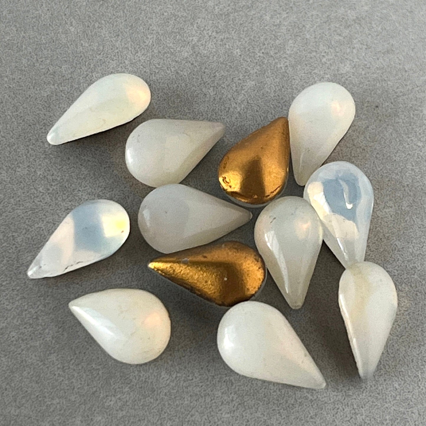 pear-shaped glass rhinestone in white for jewelry making