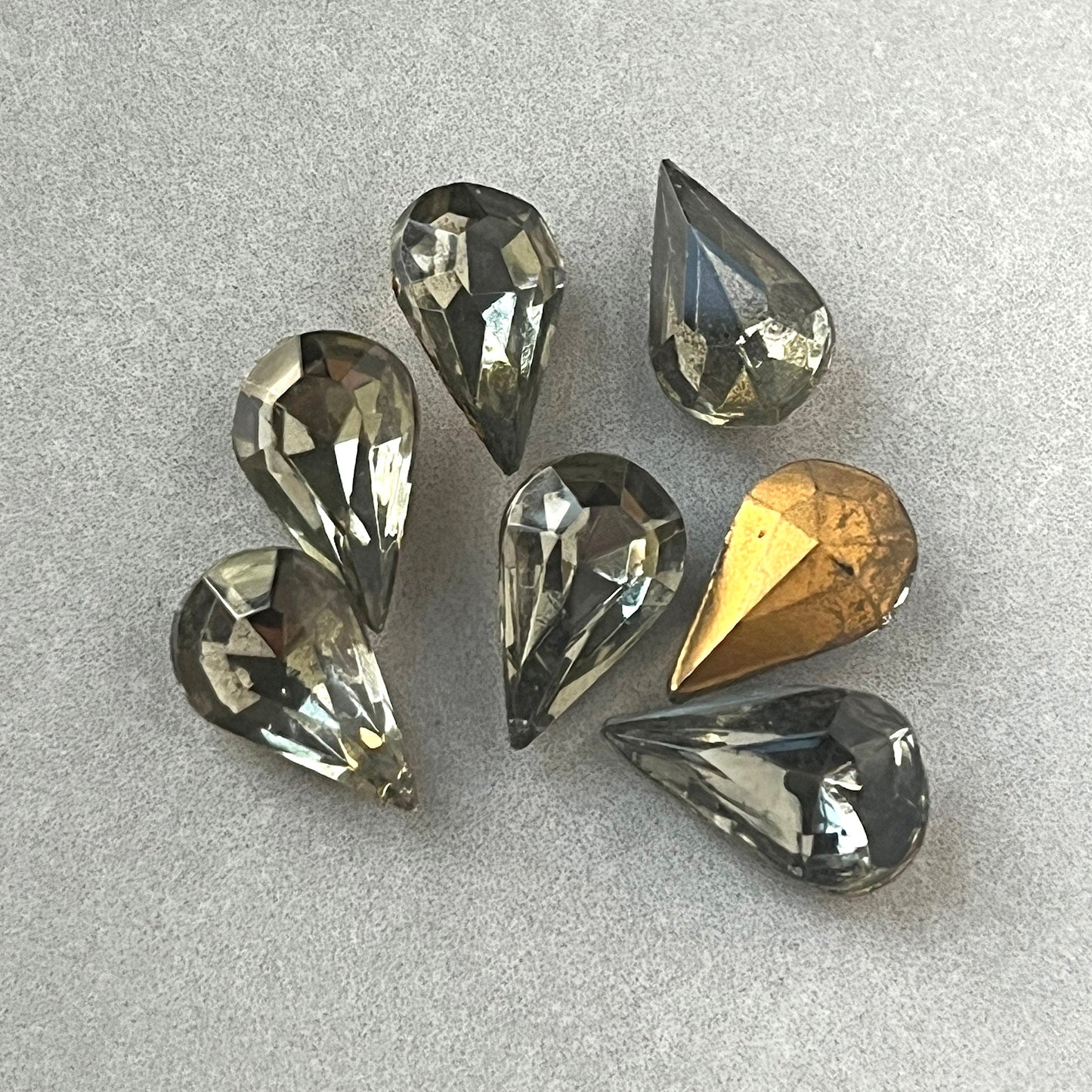 pear-shaped glass rhinestone in black for jewelry making