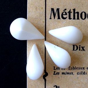 pear-shaped glass rhinestone in white for jewelry making