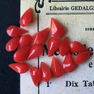 pear-shaped glass rhinestone in red for jewelry making