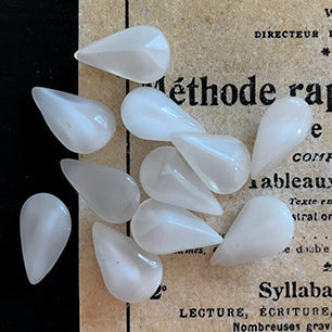 pear-shaped glass rhinestone in white for jewelry making