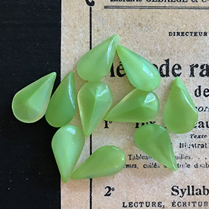 pear-shaped glass rhinestone in green for jewelry making