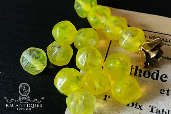 VP-4274 9mm チェコ ヴィンテージ ミルキーイエローラフカット ガラスビーズ