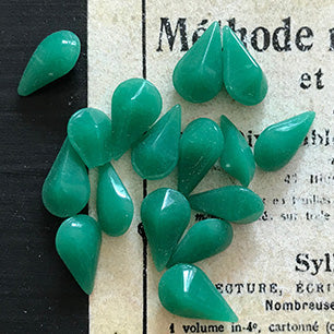 pear-shaped glass rhinestone in green for jewelry making