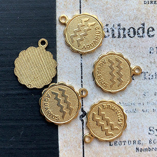 Vintage Gold Plated Aquarius Charm 11.5mm VP-7107