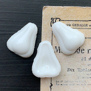 pear-shaped glass cabochon for jewelry making