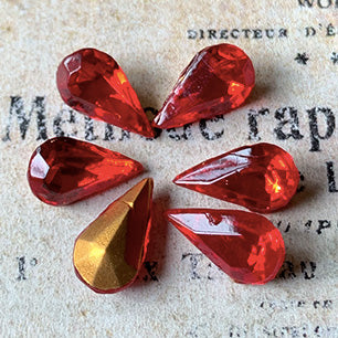 pear-shaped glass rhinestone in red for jewelry making