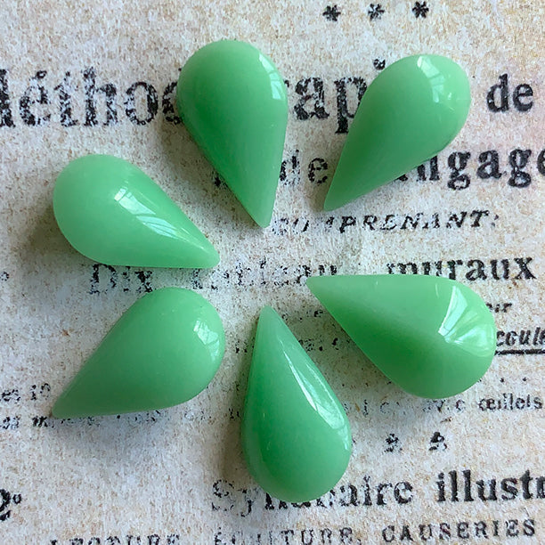 pear-shaped glass rhinestone in green for jewelry making