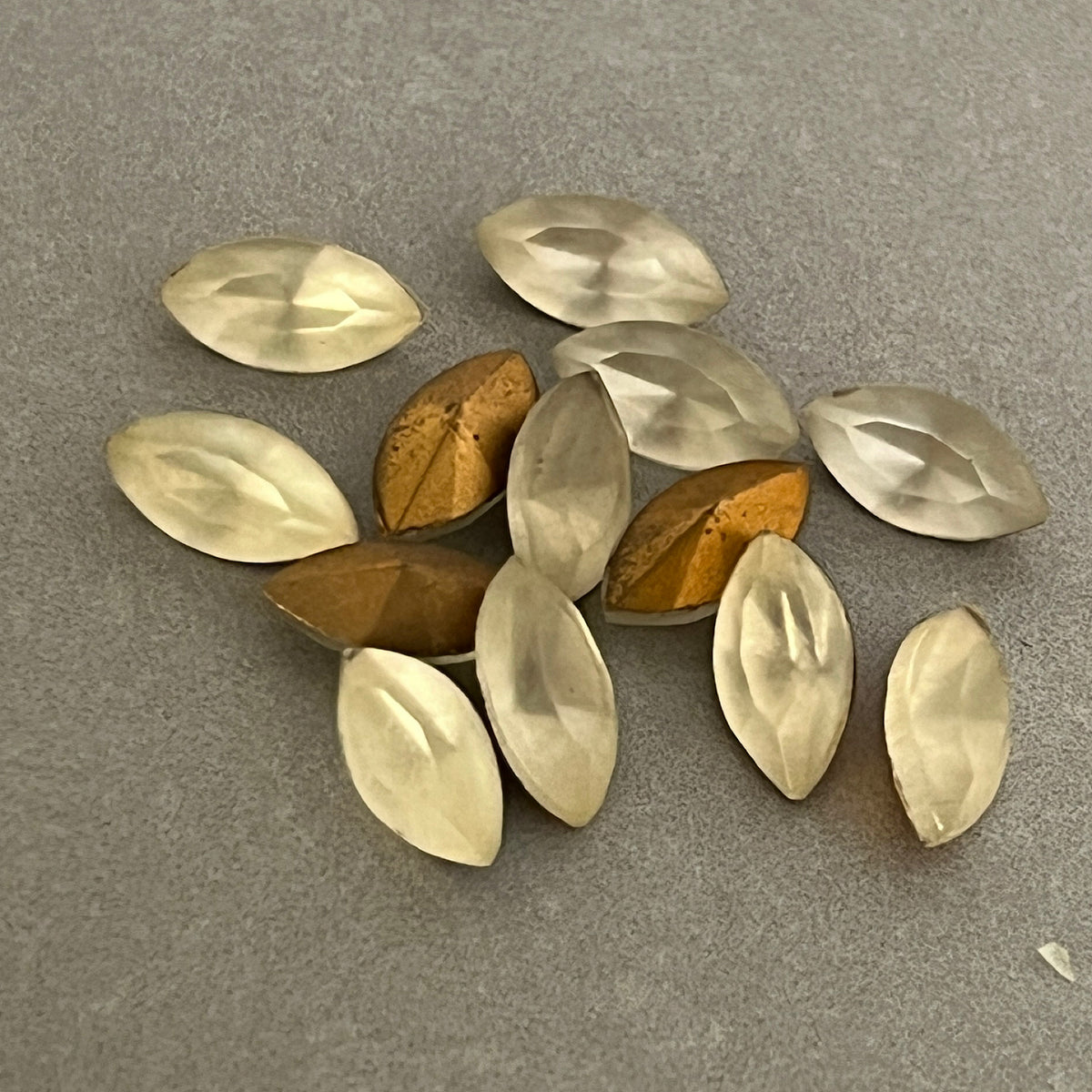 Anello vintage da cocktail in oro giallo 18K con zaffiro sintetico ara Anello vintage da cocktail in oro giallo 18K con zaffiro sintetico ara