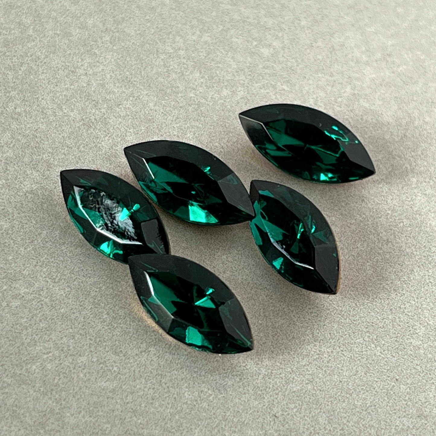 VP-9064 15X7 Swarovski Vintage Emerald Rhinestone Navette