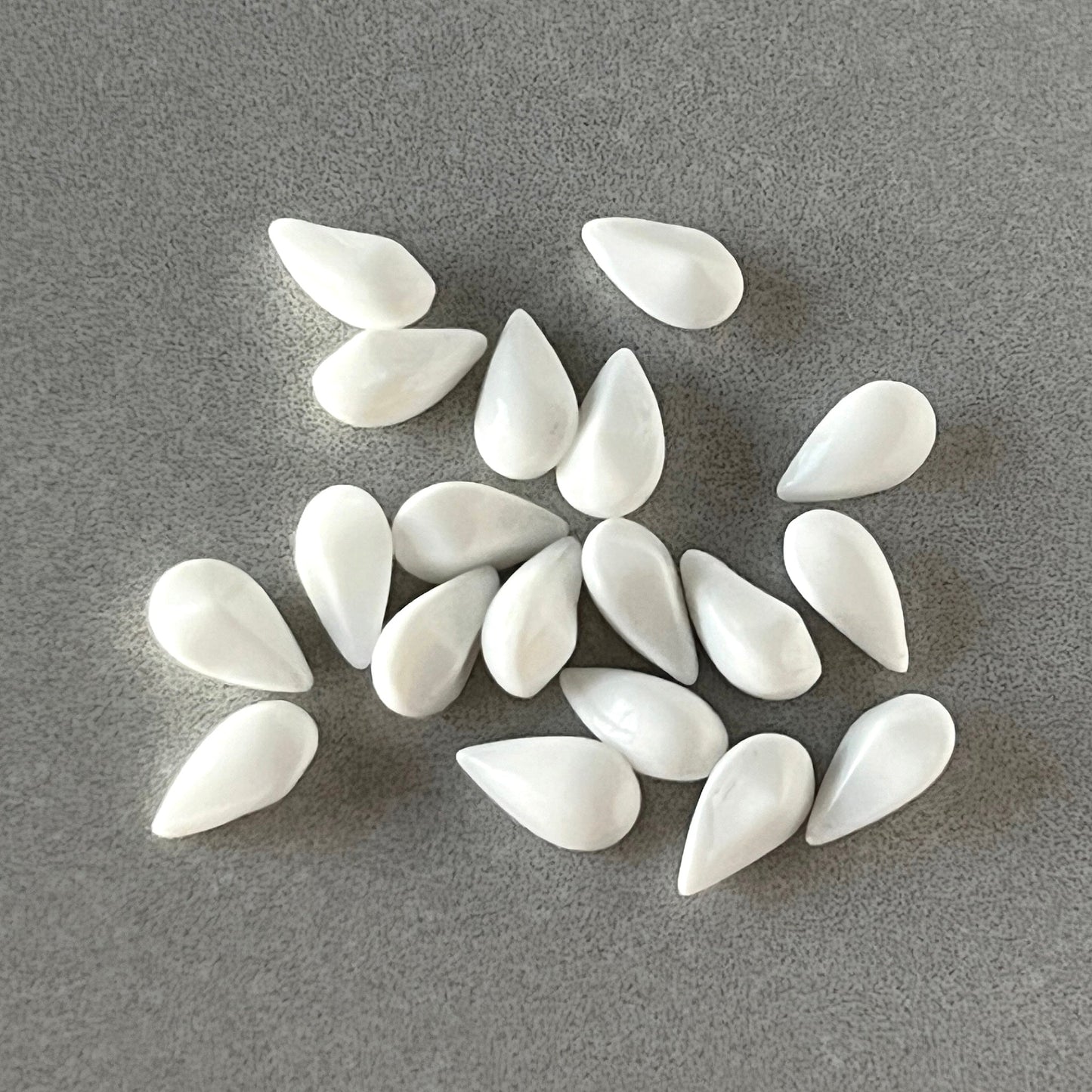 pear-shaped glass rhinestone in white for jewelry making