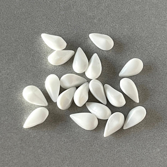 pear-shaped glass rhinestone in white for jewelry making