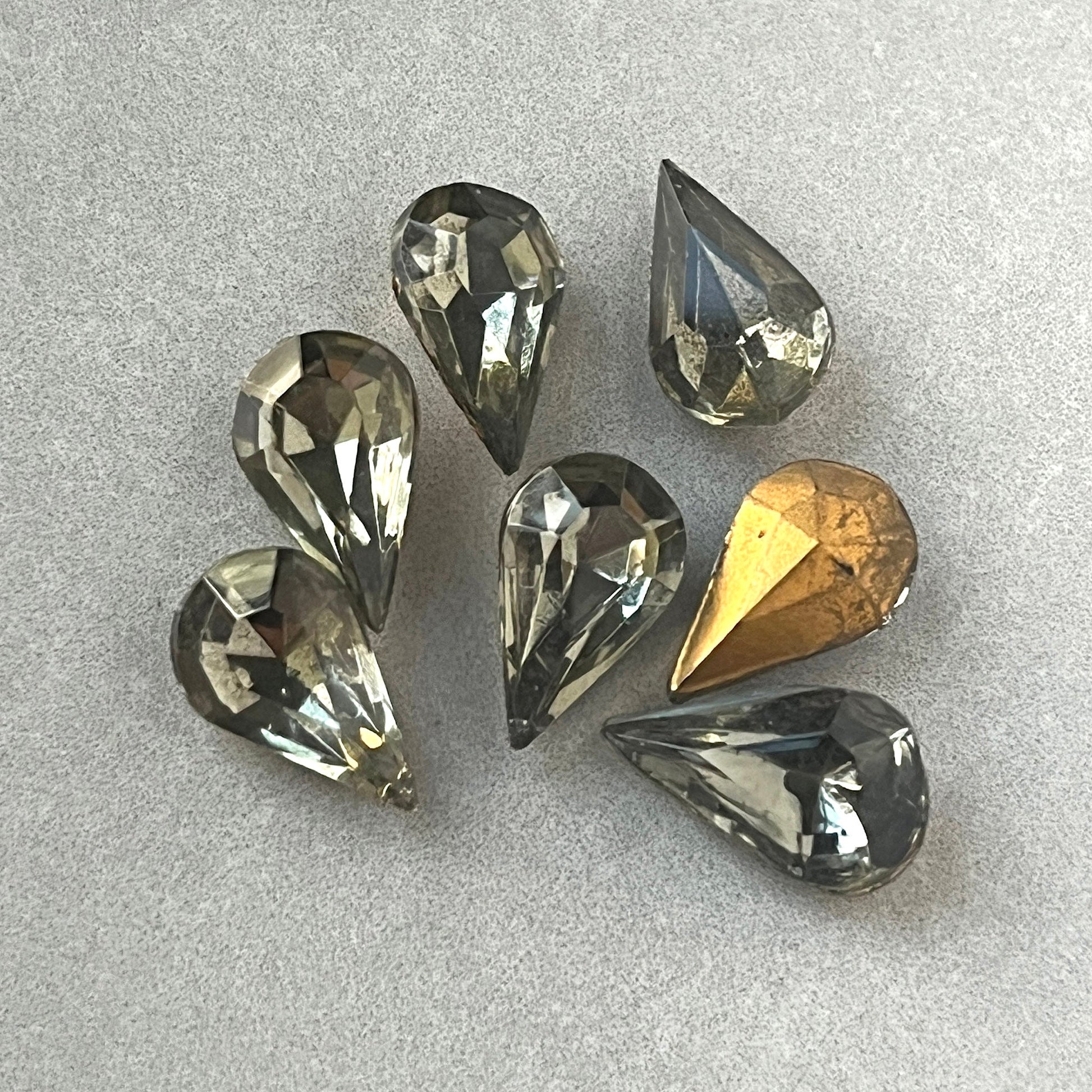pear-shaped glass rhinestone in black for jewelry making