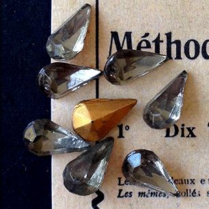 pear-shaped glass rhinestone in black for jewelry making