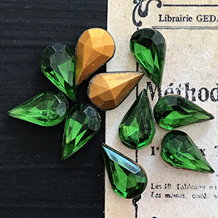 pear-shaped glass rhinestone in green for jewelry making