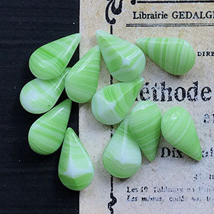 pear-shaped glass rhinestone in green for jewelry making