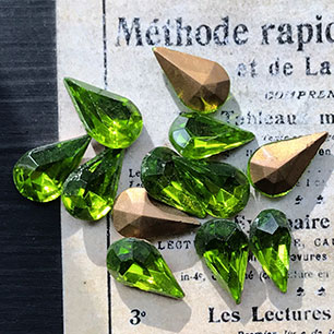 pear-shaped glass rhinestone in green for jewelry making