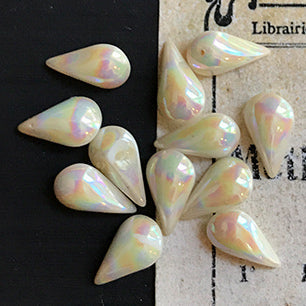 pear-shaped glass rhinestone in white for jewelry making