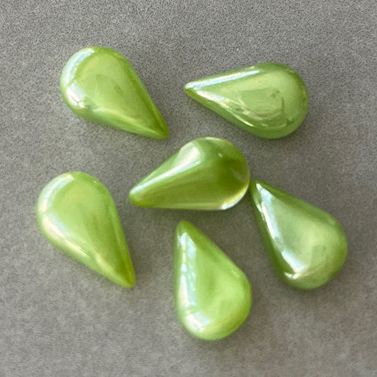 pear-shaped glass rhinestone in green for jewelry making